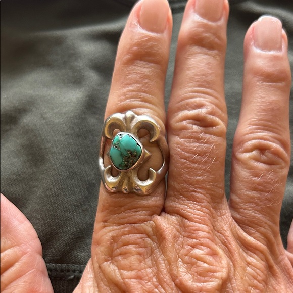 Elegant Silver and Turquoise Ring - Picture 5 of 7